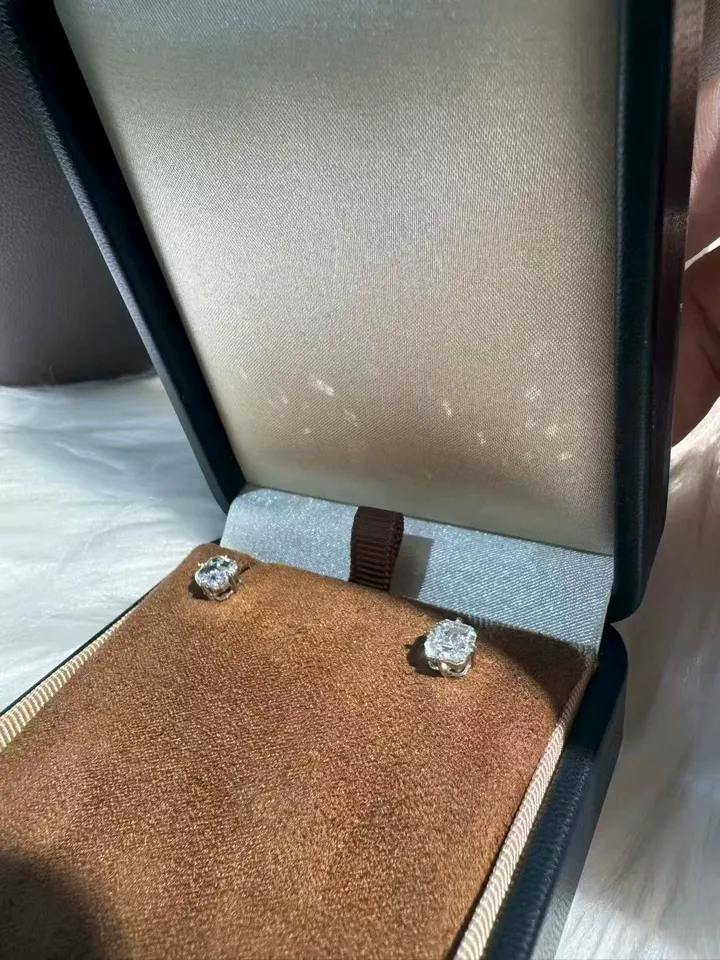 Customer photo 5 from a Kingdom Earrings Asscher Cut review