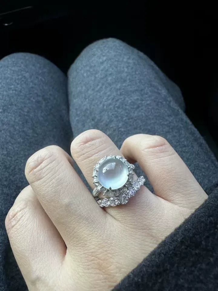 Customer photo 1 from a Kingdom Ring V-Shape Eternity review